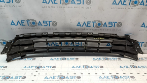 Lower grille of the front bumper VW Jetta 15-18 USA without parking sensors, 6/10, broken lower crossbar