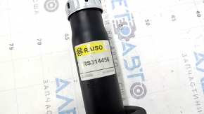 The front right shock absorber of the Audi Q7 4L 10-15 has a leaking seal.