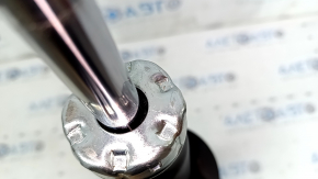 The front right shock absorber of the Audi Q7 4L 10-15 has a leaking seal.