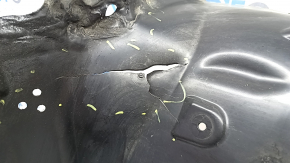 The front right rear fender liner of the BMW X3 G01 18-24 is melted and has cracks.