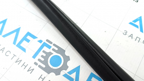 The front left door seal of the Hyundai Sonata 11-15 is worn out.