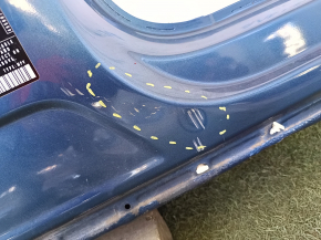 The central left body pillar of the VW Tiguan 18-24 is sawn off, the butts are cut off