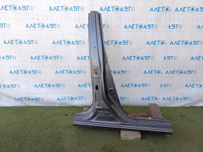 The center right pillar of a 1992 Nissan Versa (USA) is sawn off, has dents, and has a dent.