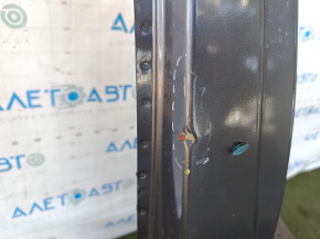 The center right pillar of a 1992 Nissan Versa (USA) is sawn off, has dents, and has a dent.