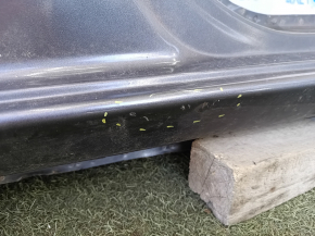 The center right pillar of a 1992 Nissan Versa (USA) is sawn off, has dents, and has a dent.