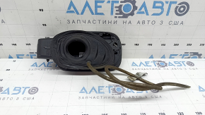 The fuel filler flap housing of the Audi Q5 80A 18-24 has broken fasteners.