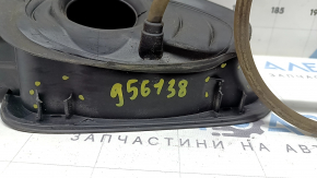 The fuel filler flap housing of the Audi Q5 80A 18-24 has broken fasteners.