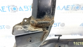 The rear subframe of the Lexus RX450h 10-15 AWD is rusty, with 3 C/B microcracks.
