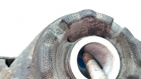 The rear subframe of the Lexus RX450h 10-15 AWD is rusty, with 3 C/B microcracks.