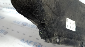The rear left fender liner of a Kia Niro 17-19 HEV, PHEV, is dented, the fasteners are torn