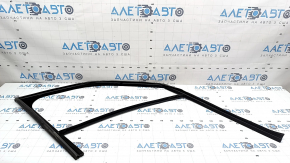 The front right door glass seal of the Land Rover Range Rover Velar 18-23 is torn.