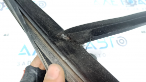 The front right door glass seal of the Land Rover Range Rover Velar 18-23 is torn.