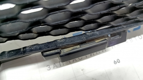 The lower grille of the front bumper of the Land Rover Range Rover Velar 18-20 without a camera and radar, cracked, fragments are missing
