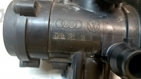 The thermostat housing of the Audi A4 B9 17-25 2.0T is leaking.