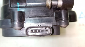 The thermostat housing of the Audi A4 B9 17-25 2.0T is leaking.