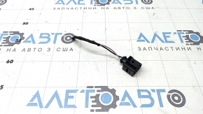 A chip for the Porsche Cayenne 19-26 windshield washer motor.