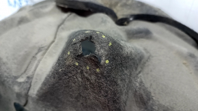The rear right fender liner of a Porsche Cayenne 19-23 has torn fasteners.