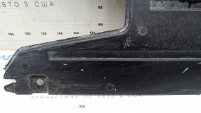 The central underbody protection of the Land Rover Range Rover Velar 18-20 is worn out.