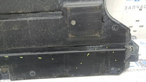 The central underbody protection of the Land Rover Range Rover Velar 18-20 is worn out.