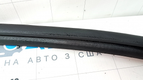 The front left door seal of the Porsche Cayenne 19-23 is worn out.