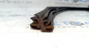 The front right door seal of the Nissan Rogue 14-20 has come apart at the seam and is worn out.