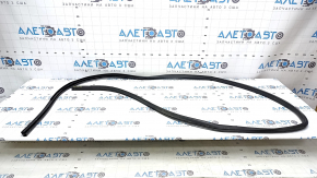 The rear right door seal of the Nissan Rogue 14-20 has come apart at the seam and is worn out.
