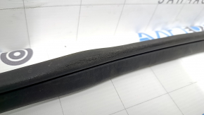 The rear right door seal of the Nissan Rogue 14-20 has come apart at the seam and is worn out.