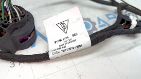 The towbar wiring for a Porsche Cayenne 19-26 is broken, the connector latch is broken, and the ground wire is torn off.