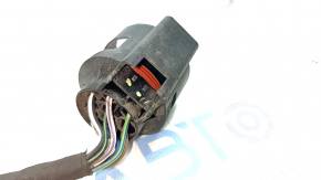 The towbar wiring for a Porsche Cayenne 19-26 is broken, the connector latch is broken, and the ground wire is torn off.