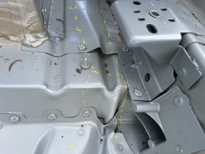 Rear right quarter wing of a 19-26 Porsche Cayenne on the body, silver, dented side member