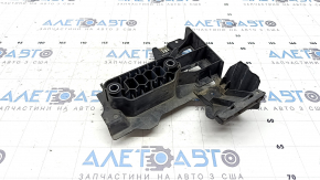 The front right jack stand for a 19-26 Porsche Cayenne is dented, missing a fragment.