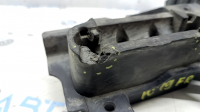 The front right jack stand for a 19-26 Porsche Cayenne is dented, missing a fragment.