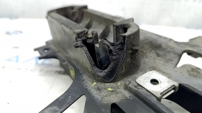 The front right jack stand for a 19-26 Porsche Cayenne is dented, missing a fragment.