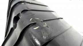 The rear right control arm lining under the spring of a Porsche Cayenne 19-26 has tears.