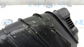 The rear right control arm lining under the spring of a Porsche Cayenne 19-26 has tears.