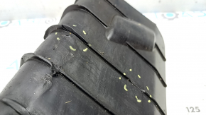 The rear left control arm lining under the spring of a Porsche Cayenne 19-26 has tears.