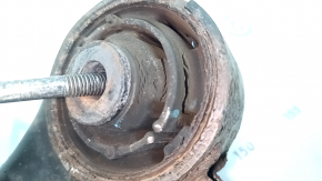The rear left axle of a Nissan Rogue Sport 17-22 is rusty, the seal is torn.