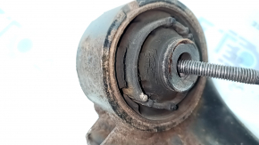 The rear right axle of a Nissan Rogue Sport 17-22 is rusty, the seal is torn.