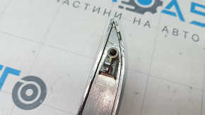 The chrome molding on the Ford Edge 19-24 trunk door is broken and the bolts are rusted.