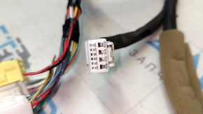 The front right door wiring of the Lexus RX350 RX450h 10-15 has two connectors cut off.