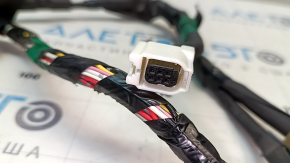 The front right door wiring of the Lexus RX350 RX450h 10-15 has two connectors cut off.