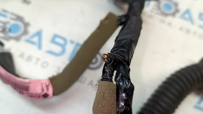 The front right door wiring of the Lexus RX350 RX450h 10-15 has two connectors cut off.