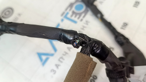 The front right door wiring of the Lexus RX350 RX450h 10-15 has two connectors cut off.