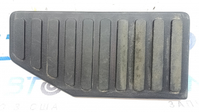 The driver's footrest for the Ford Edge 15-24 is black, the fasteners are broken, and it is worn.