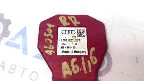 The right antenna amplifier for the Audi A6 C7 12-18 has a broken connector.