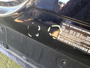 The central left body pillar of the BMW X5 G05 19-26 is sawn off, the butts
