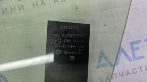The front left door glass of a Toyota Rav4 19-24 has a yellow tint.