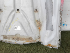 The trunk trough of the Mercedes GLA 14-20 has been drilled out.