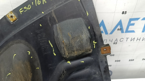The lower part of the front right fender liner of a BMW 3 F30 12-18 is worn out.