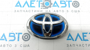 Toyota emblem on the tailgate of the Toyota Prius V 12-17